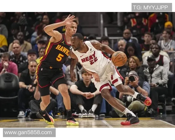 老鹰与独行侠对决分析球队状态战术特点及关键球员表现解析 老鹰与独行侠对决分析球队状态战术特点及关键球员表现解析